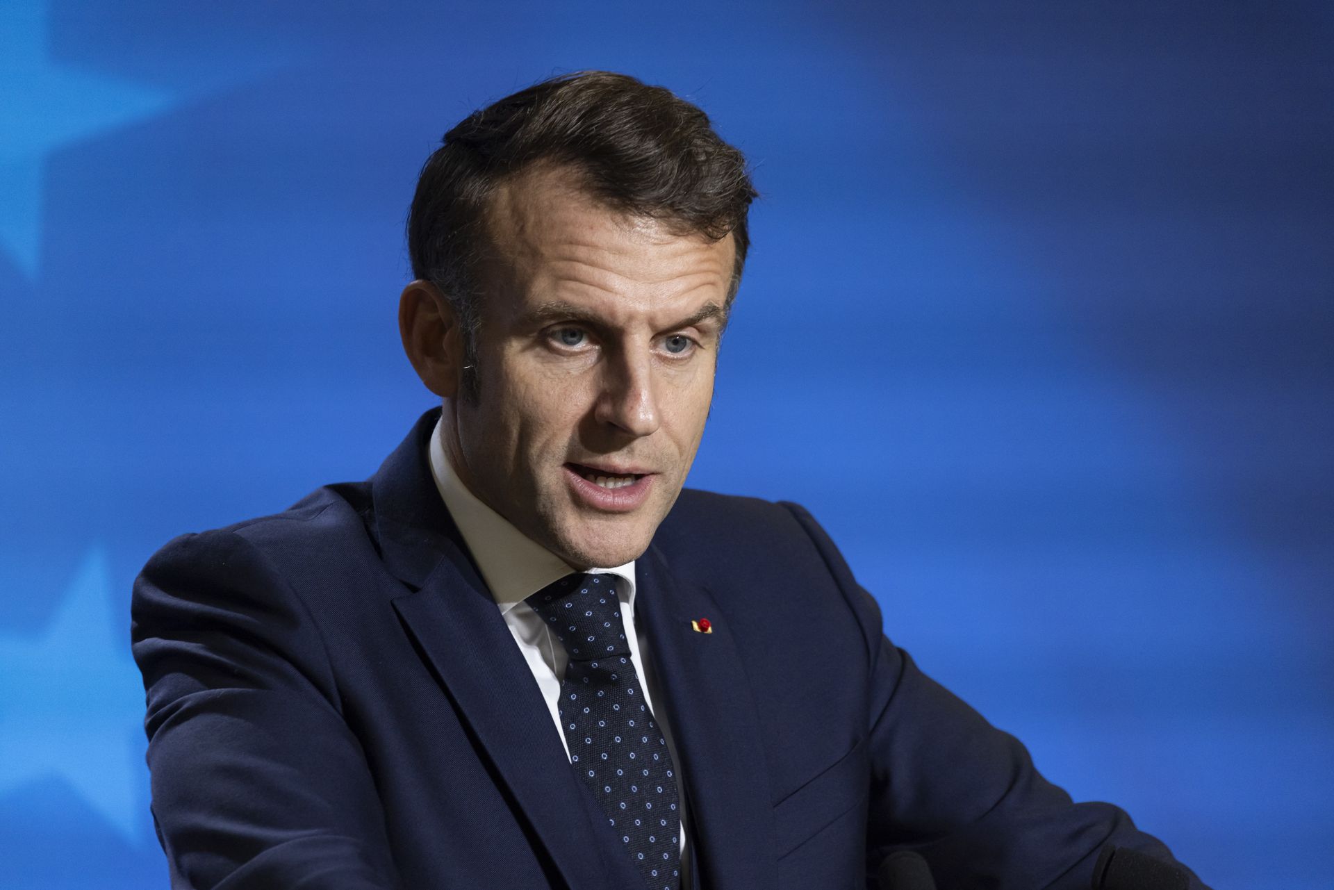 Senior nagle źle się poczuł. Macron nie zwlekał ani chwili