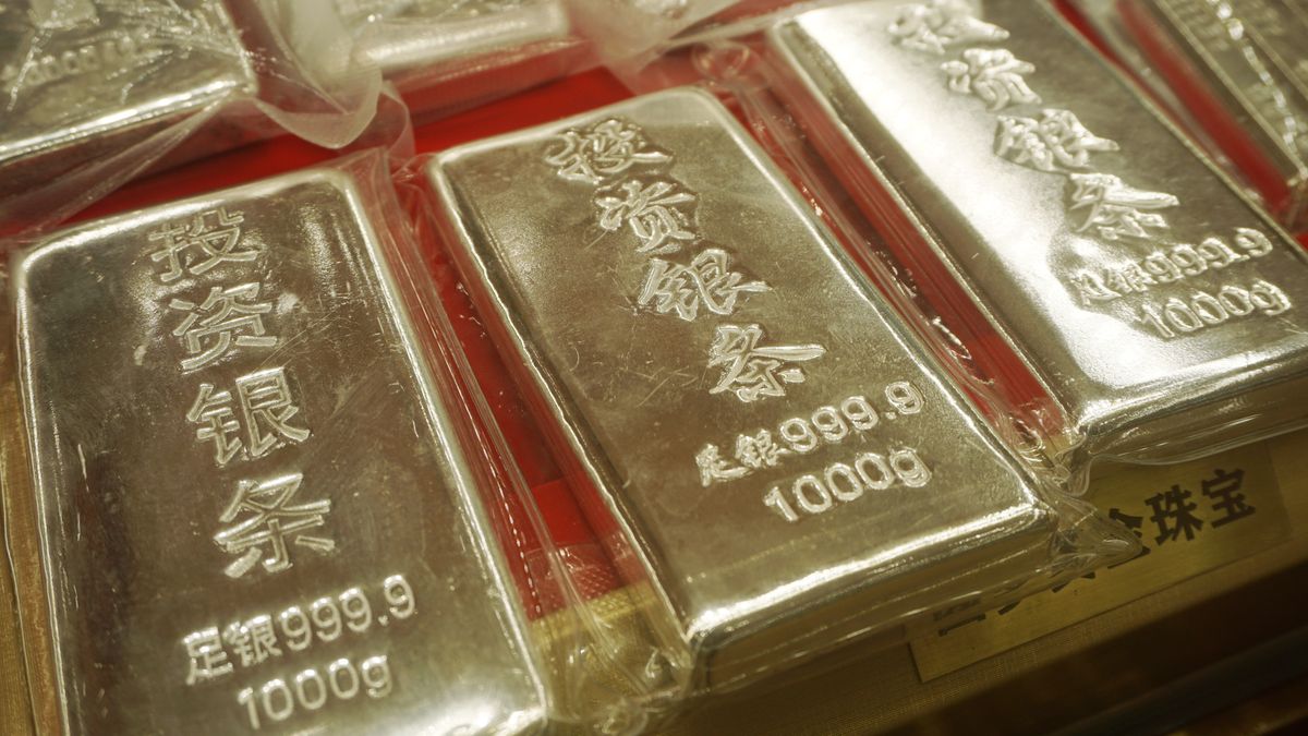 HANGZHOU, CHINA - JANUARY 15, 2026 - One kilogram investment silver bars for sale in a gold shop in Hangzhou, Zhejiang Province, China on January 15, 2026. (Photo credit should read CFOTO/Future Publishing via Getty Images)