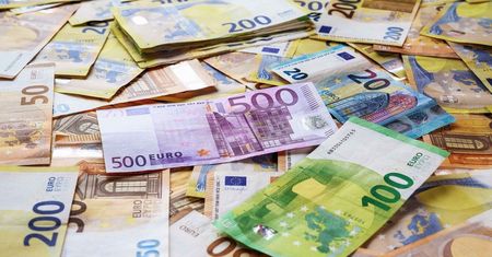 Polacy wprost o przyjęciu euro. Co zrobi rząd?