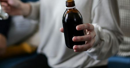 GIF ostrzega. Wycofano popularny syrop na kaszel