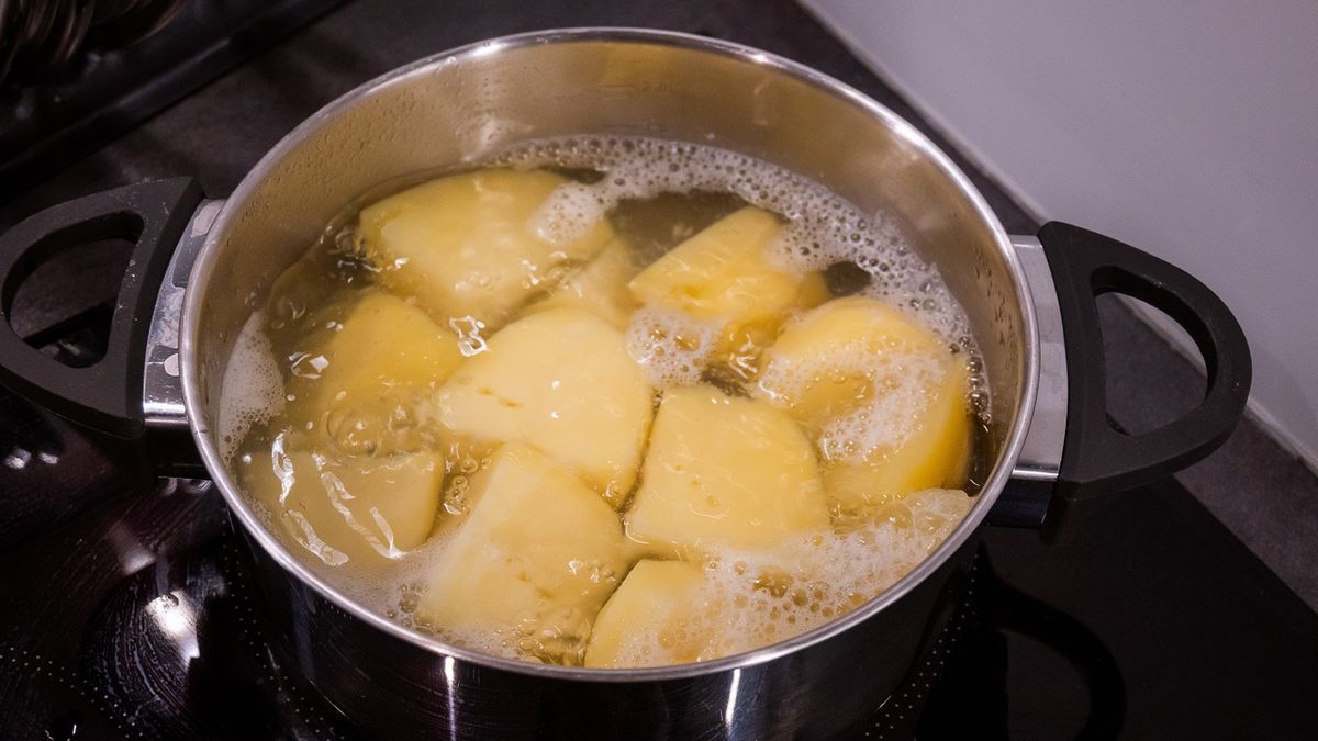 Wiele osób gotuje ziemniaki w złej wodzie