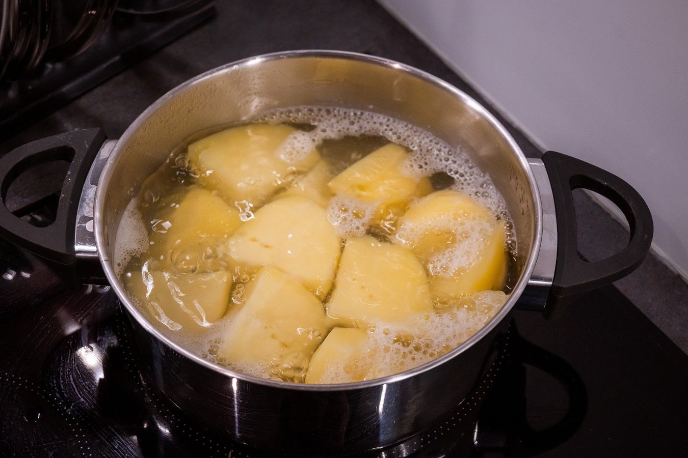 Wiele osób gotuje ziemniaki w złej wodzie. Żaden szef kuchni nie popełniłby tego błędu