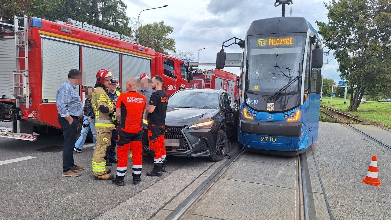 Wypadek tramwaju i osobówki