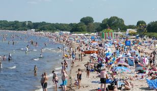 Tłumy na polskich plażach. "Czarno od ludzi"