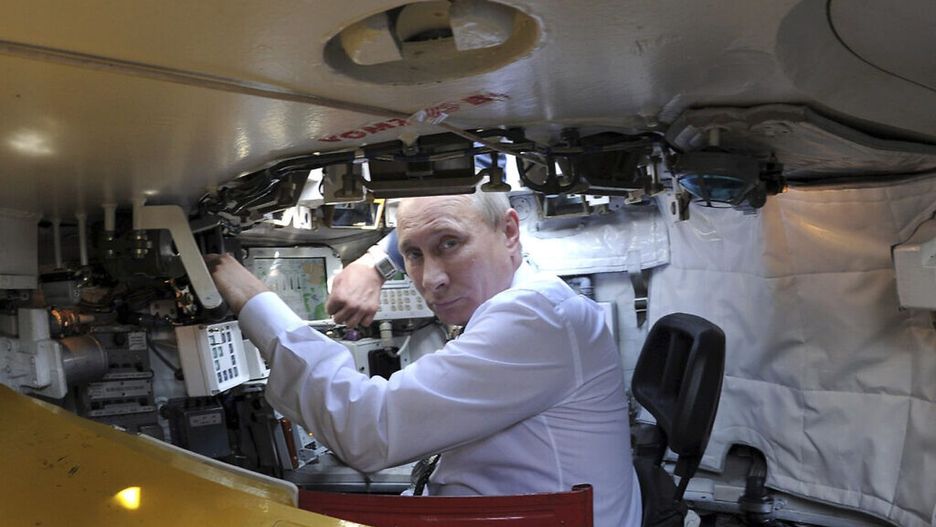 Władimir Putin we wnętrzu czołgu podczas wizyty jednym z rosyjskich zakładów zbrojeniowych. 