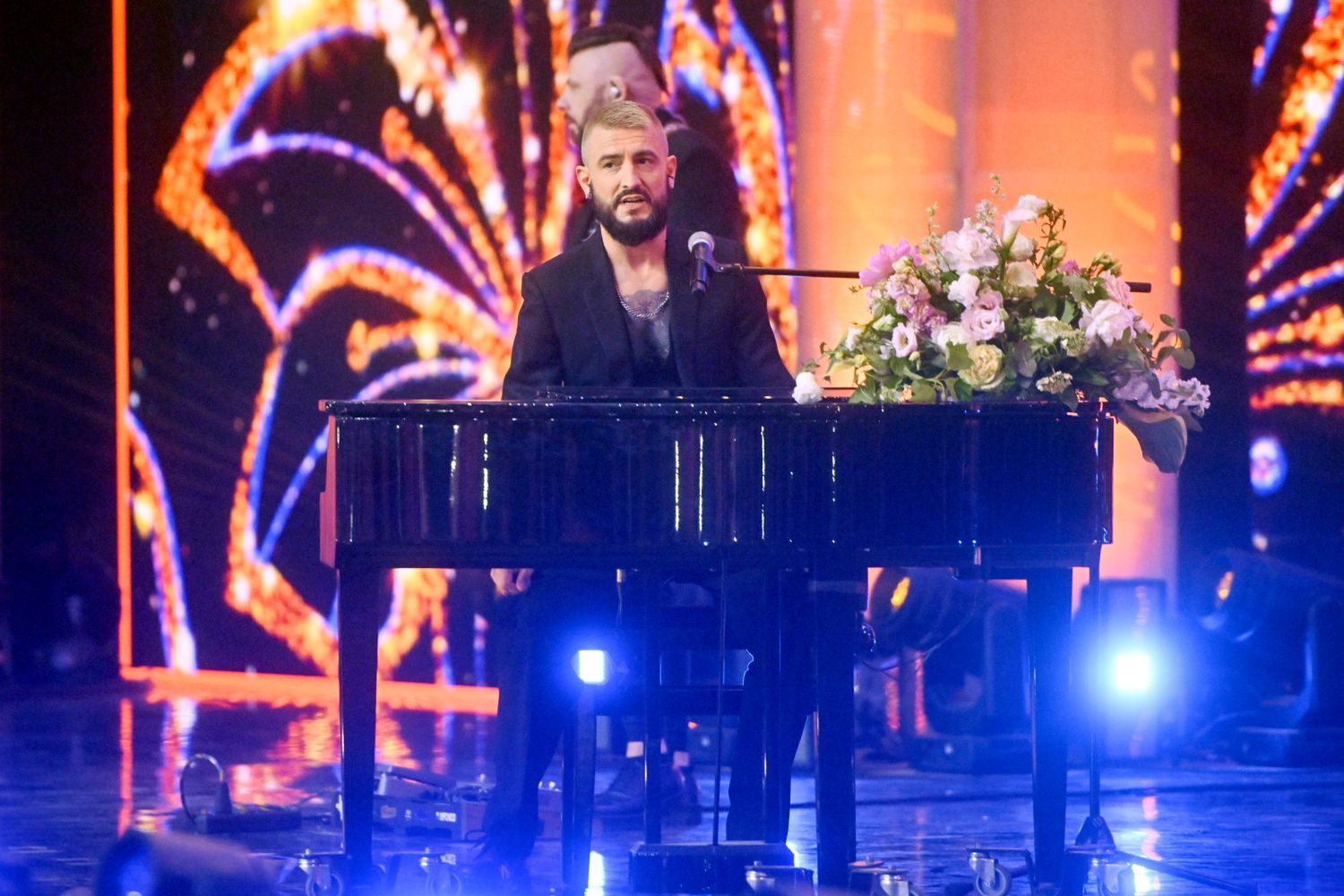 Sopot SuperHit Festiwal 2023. Dawid Kwiatkowski na scenie z bratem