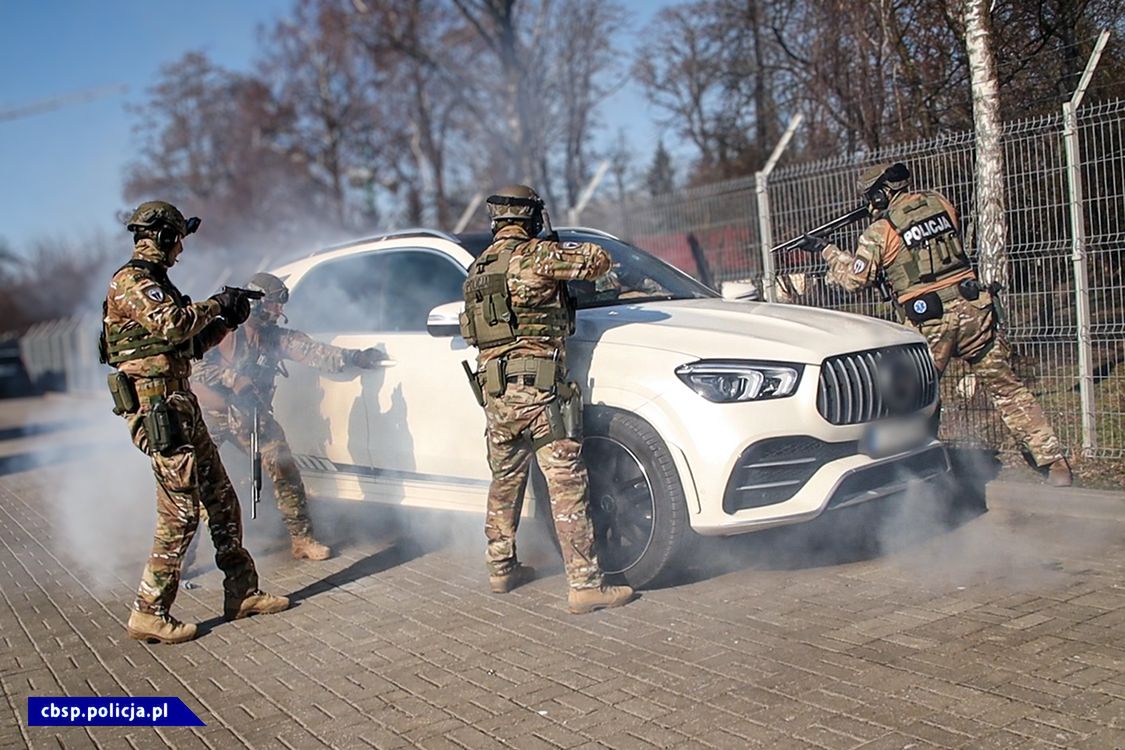 Rozbito gang przemycający narkotyki w przesyłkach kurierskich do USA i Anglii.