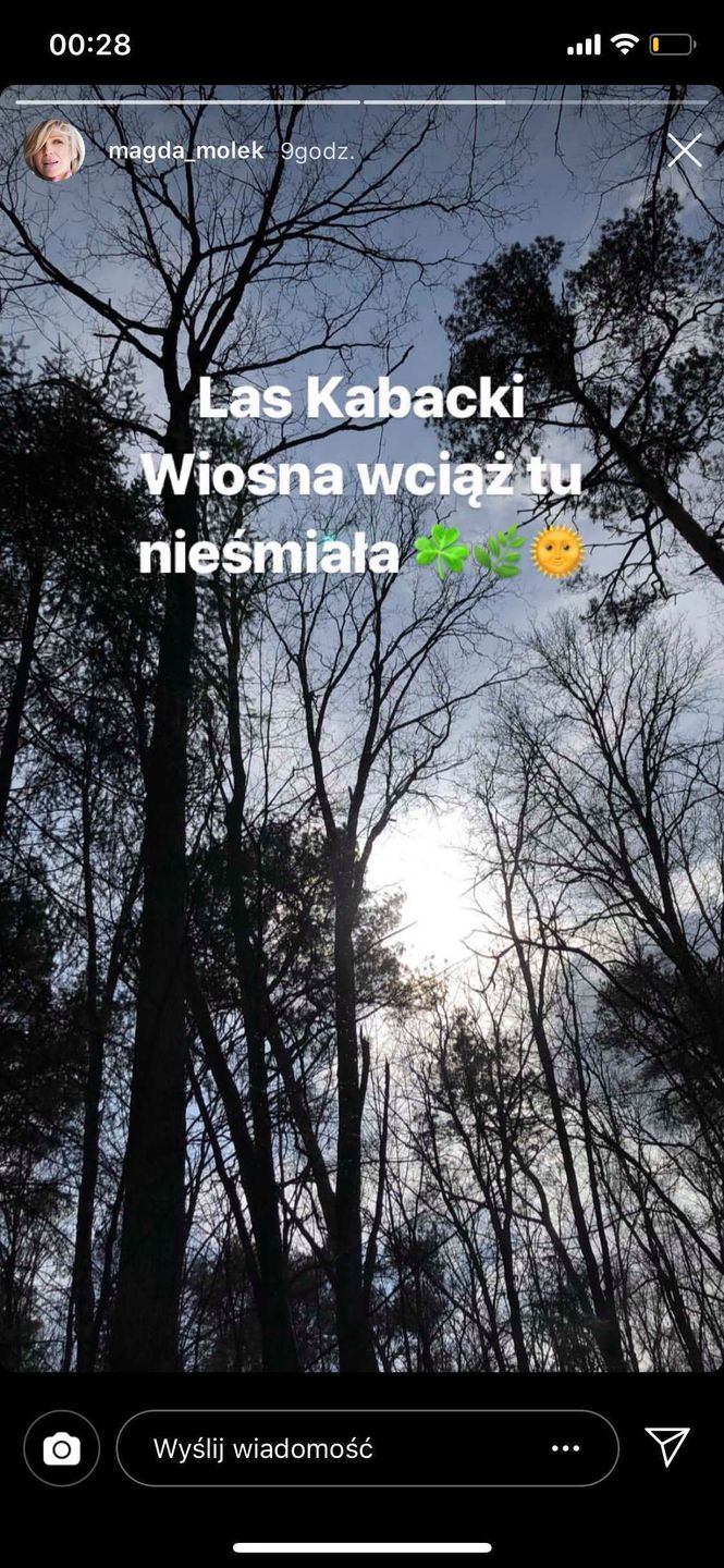 Magda Mołek z synem na spacerze w lesie kabackim