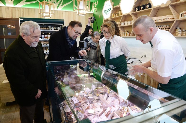 Grudzień 2017. Ówczesny dyrektor Lasów Państwowych Konrad Tomaszewski i wiceminister środowiska Sławomir Mazurek podczas otwarcia sklepu z dziczyzną w Warszawie.