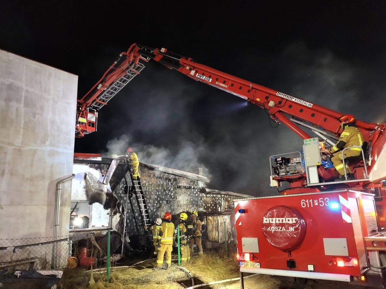 Pożar hali warsztatowej w Sulęcinku – strażacy walczyli z ogniem nocą