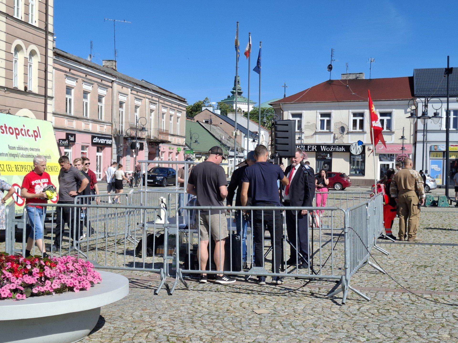 Na Rynku w Skierniewicach trwa protest przeciwko masowej migracji