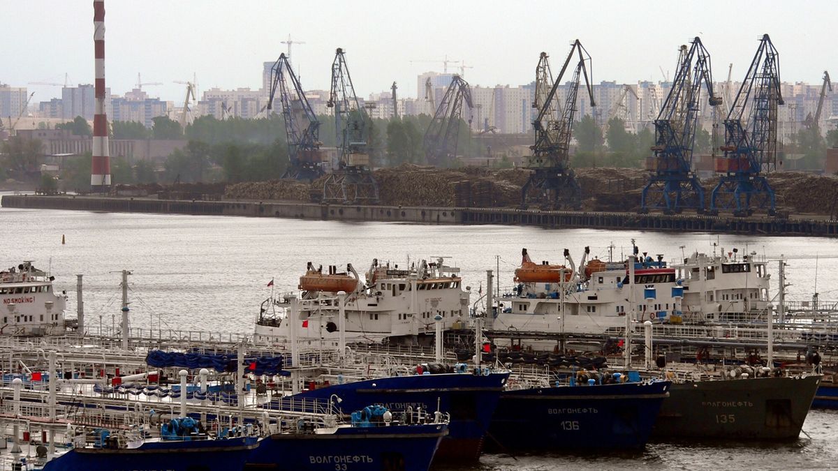 Turystyka i podr�?e WoSz
PHOTO: EAST NEWS / WOJTEK SZWEJ 
 
SANKT PETERSBURG 
PETERSBURG 
 
ROSJA 
RUSSIA - RUSSIAN FEDERATION 
 
PORT - TANKOWCE 
HARBOUR - PETROL SHIPS - TANKERS
WOJTEK SZWEJ