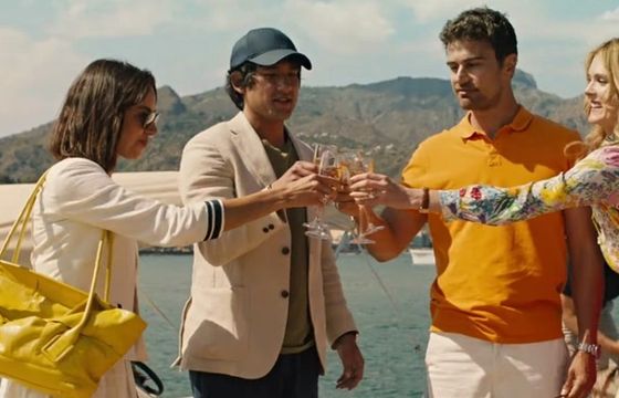 „Biały Lotos” Mike’a White’a po raz kolejny przygląda się kaście uprzywilejowanych narcyzów. Recenzja serialu HBO