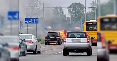 Poranny pożar mercedesa na rondzie w Lublinie. Podczas jazdy spod maski pojazdu zaczął wydobywać się dym [NAGRANIE]