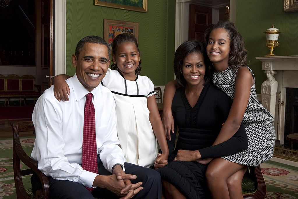 Córki Obamów zniknęły z pola widzenia. Barack powiedział, co się z nimi dzieje