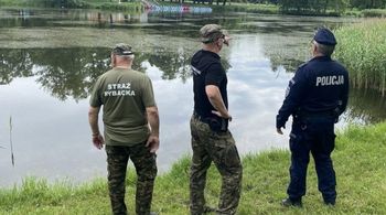 Policjanci i inspektorzy straży rybackiej skontrolowali stawy w Łodzi. Tropili wędkarzy nielegalnie łowiących ryby