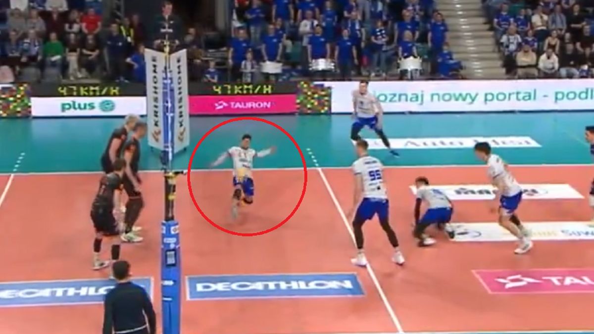 Twitter / Polsat Sport / Na zdjęciu: Moment odbicia piłki stopą.
