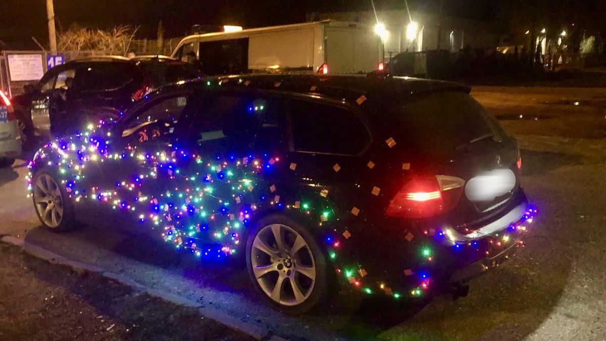 22-latek wyjechał na miasto autem oklejonym świątecznymi lampkami