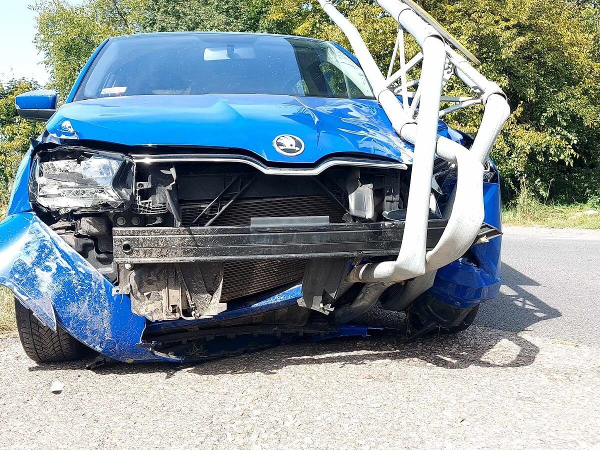Skoda uderzyła w znak drogowy na ul. Nadbystrzyckiej