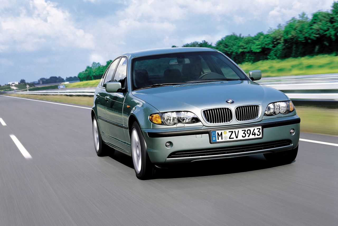 Poliftowe BMW Serii 3 (E46) poznacie po niedużych, okrągłych światłach przeciwmgłowych w przednim zderzaku.