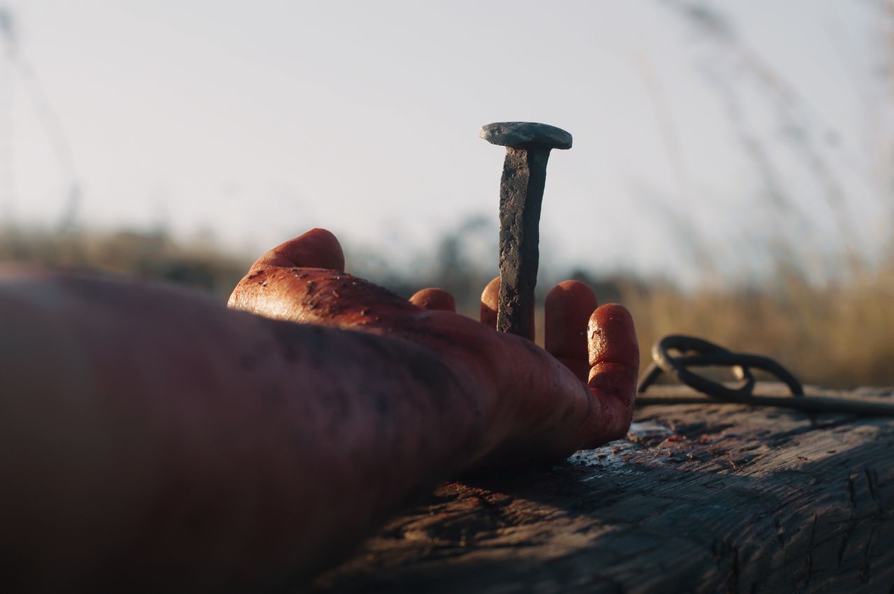 Kontrowersyjna wystawa. Ochotnicy zawisną na krzyżu
