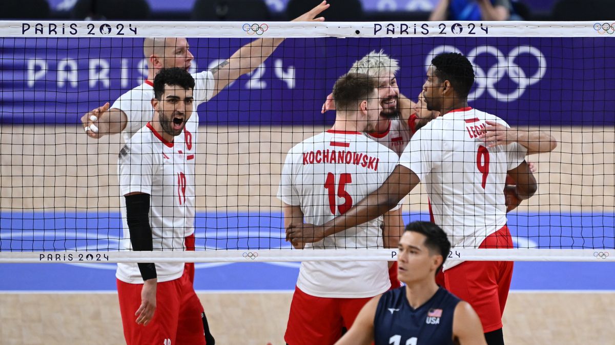 Paryż, Francja, 07.08.2024. Igrzyska Olimpijskie Paryż 2024. Zawodnicy reprezentacji Polski cieszą się podczas meczu półfinałowego turnieju siatkarzy z USA, 7 bm. (gj) PAP/Adam Warżawa