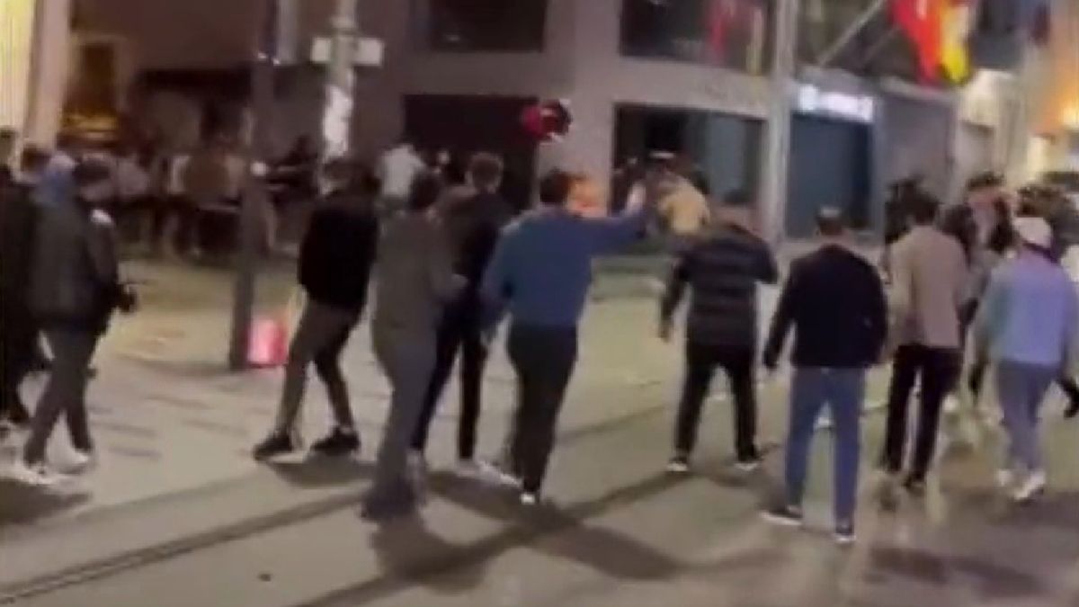 Twitter / twitter.com/ihacomtr / Starcie kiboli Bayernu Monachium i Galatasaray Stambuł przed meczem Ligi Mistrzów
