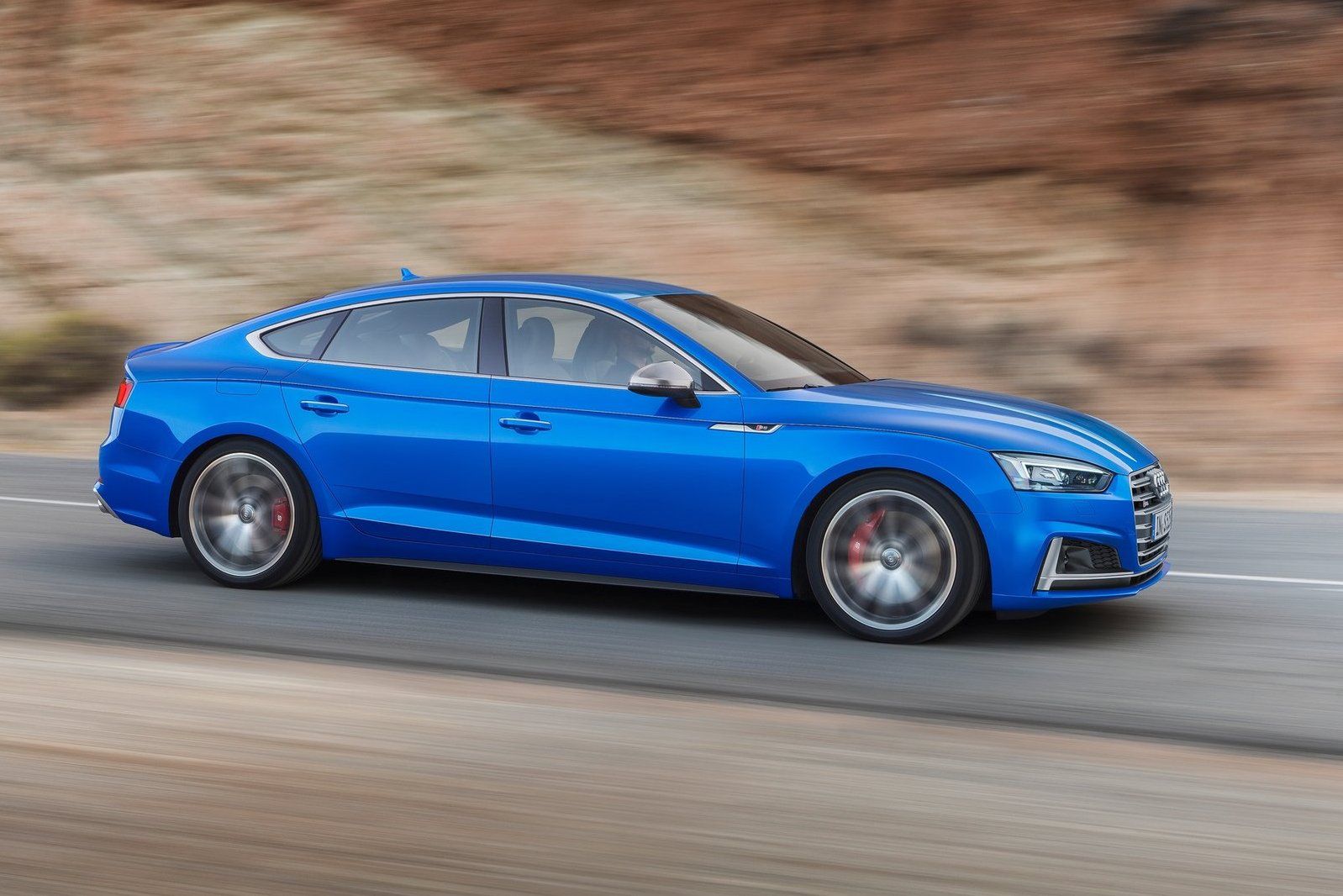 W S5 Sportback zastosowano ośmiobiegowy automat Tiptronic, który w trybie sportowym jest tak samo szybki jak przekładnia dwusprzęgłowa S tronic, a zapewnia łagodniejszą zmianę przełożeń. W zakresie prędkości 55-160 km/h, w odpowiednim trybie jazdy przekładnia przechodzi w tryb żeglowania. W opcji, Audi do stałego napędu quattro oferuje jeszcze sportowy mechanizm różnicowy tylnej osi.