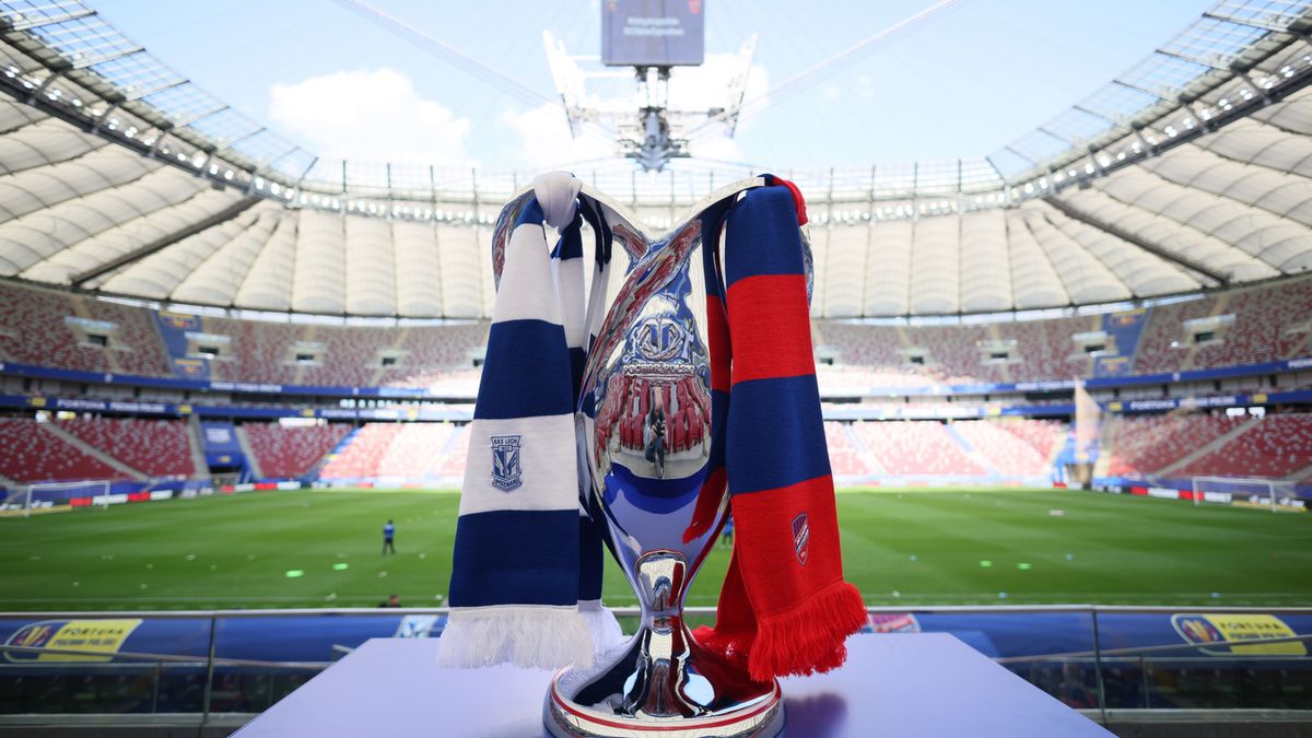 Puchar Polski na tle stadionu PGE Narodowego w Warszawie