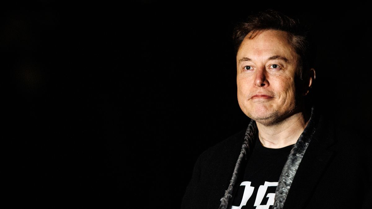 WASHINGTON, DC - MARCH 9: White House Senior Advisor Elon Musk walks to the White House after landing in Marine One on the South Lawn with U.S. President Donald Trump (not pictured) on March 9, 2025 in Washington, DC. Trump is returning to the White House after spending the weekend at Mar-a-Lago, his private club in Florida. (Photo by Samuel Corum/Getty Images)