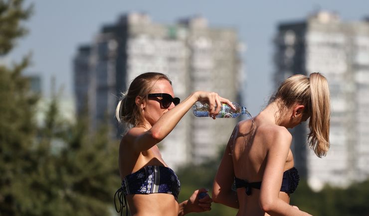 "Ludzie zachowują się, jakby pośladki były czymś nieziemskim". Negliż na plaży dalej potrafi szokować