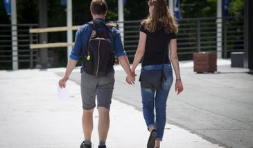 "Teraz jest czas na naukę. Nie na miłość". Takie słowa słyszy w domu niejeden nastolatek