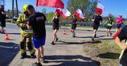 80 kilometrów na 80-lecie OSP Tuchomie. Pobiegli z biało-czerwoną flagą