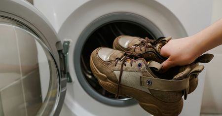 Pierzesz buty w pralce? Unikaj tych błędów