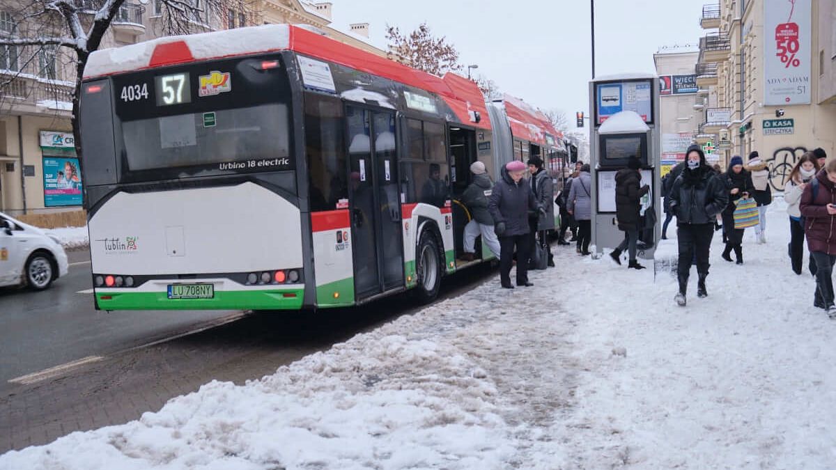 Autobus przegubowy na linii nr 57