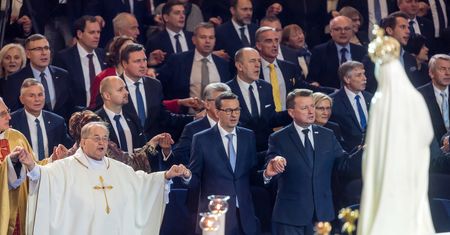 Duchowny skomentował zachowanie rządzących. "Pogaństwo przebrane w gusła"