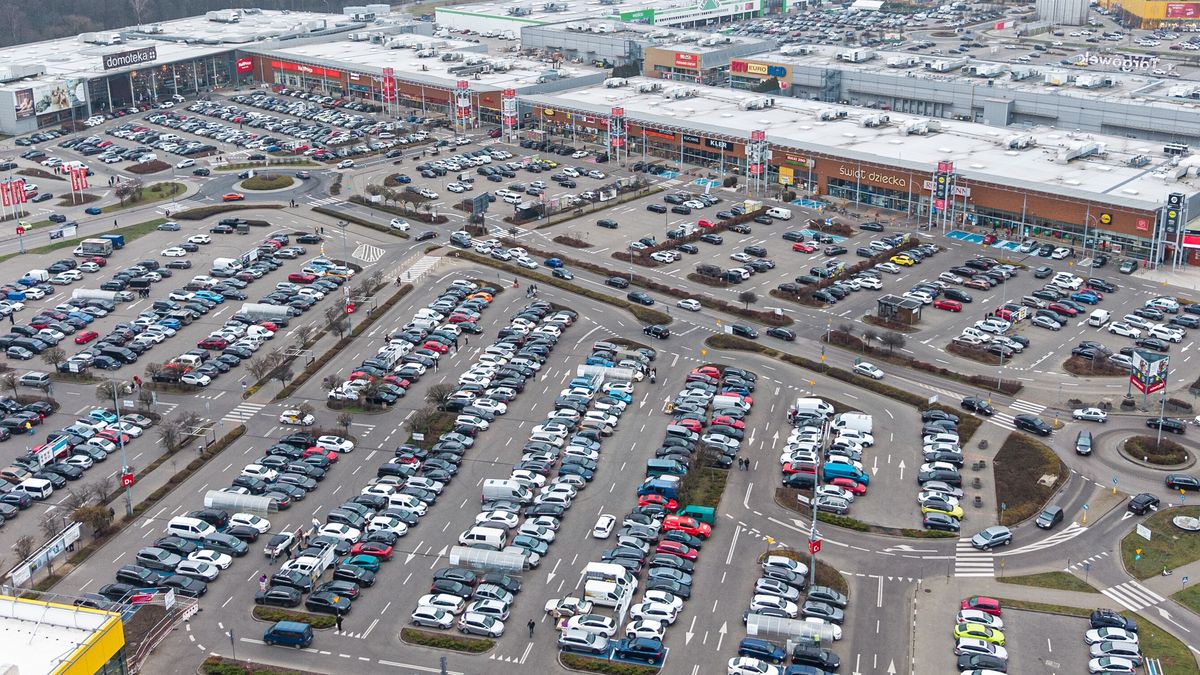 Warszawa, 07.12.2025. Centrum handlowe Tragówek w Warszawie, 7 bm. W niedzielę, 7 grudnia, sklepy będą otwarte. Kolejne niedziele handlowe przypadają w tym roku za tydzień, czyli 14 grudnia, a także 21 grudnia, w niedzielę poprzedzającą święta Bożego Narodzenia. (aldg) PAP/Leszek Szymański***Do tego materiału zdjęciowego dostępna jest również depesza w systemie CSI, pt.: W niedzielę sklepy będą otwarte ***
