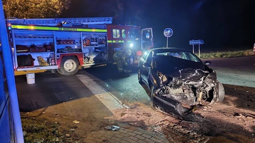 Radiowóz i osobówka rozbite. Wypadek na skrzyżowaniu