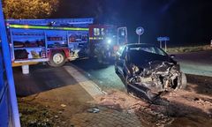 Radiowóz i osobówka rozbite. Wypadek na skrzyżowaniu