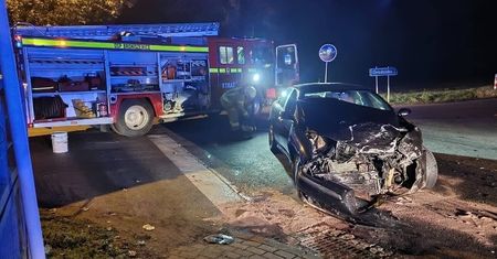 Radiowóz i osobówka rozbite. Wypadek na skrzyżowaniu