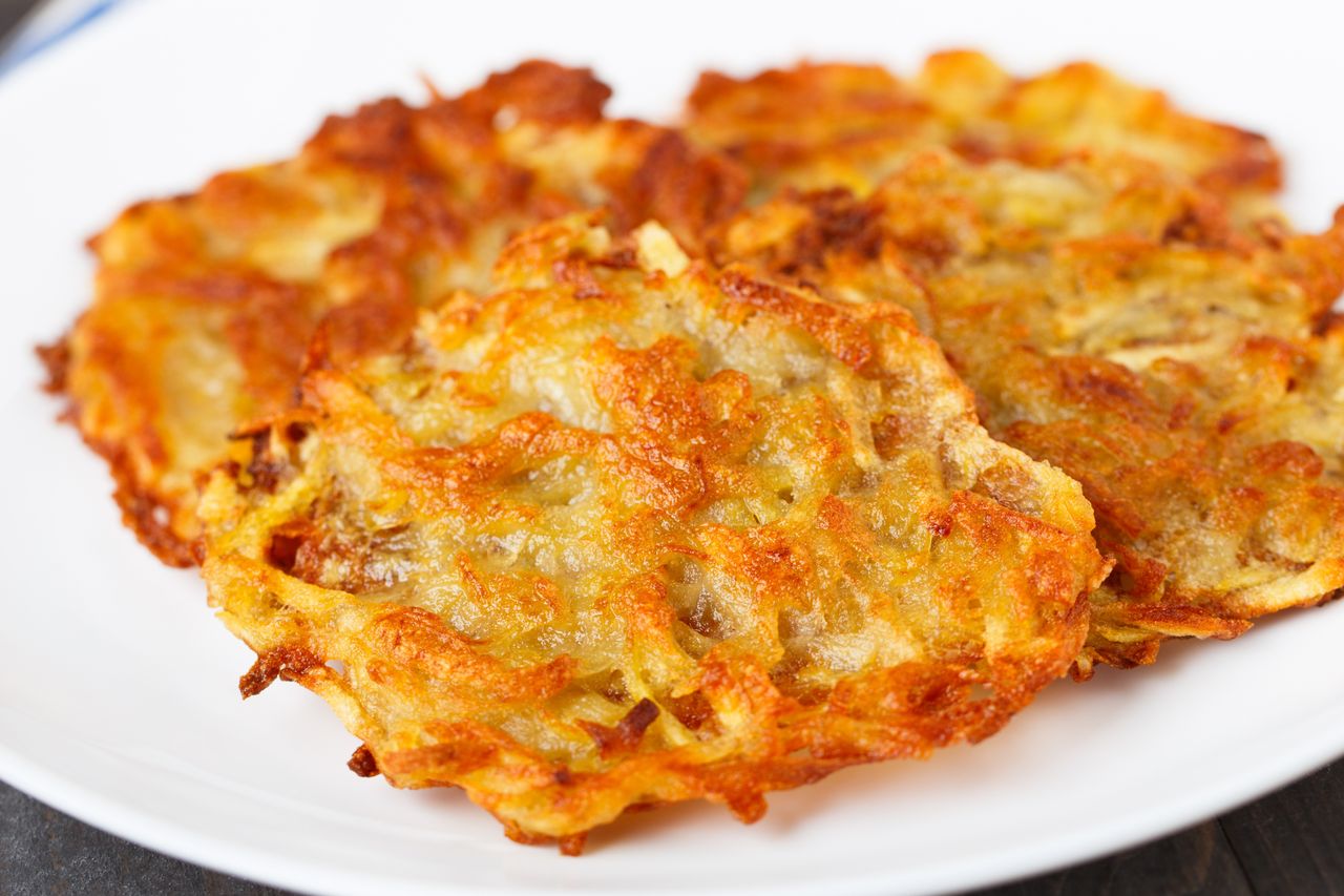 Mielę na proszek i dodaję do masy. Placki ziemniaczane są bardziej sycące i chrupiące