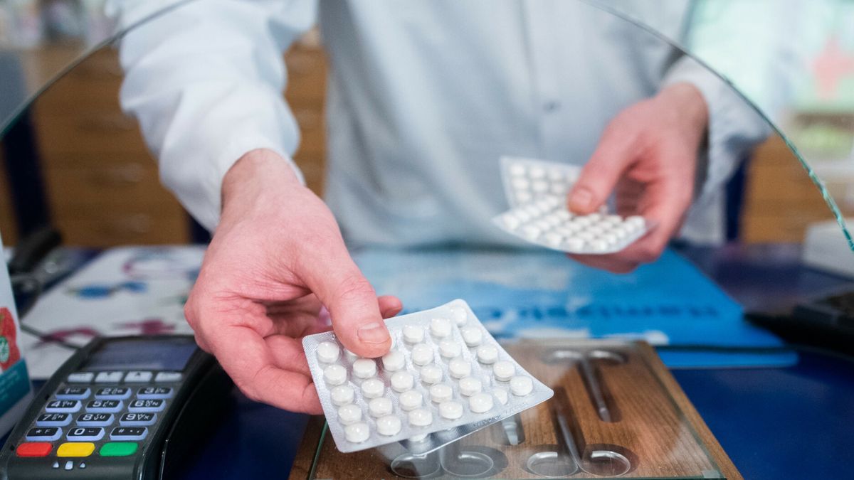 W aptekach wi?ksze zainteresowanie jodkiem potasuFot. Lukasz Gdak/East News, Poznan, 30.09.2022. Zwiekszone zainteresowanie jodkiem potasu w aptekach.Lukasz Gdak