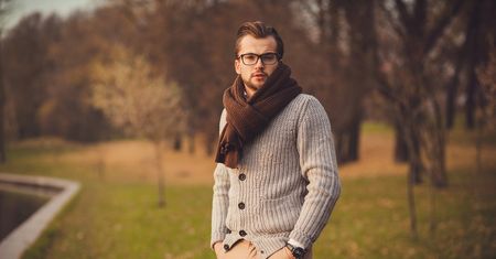 Sweter w sam raz na święta. Pomysły na elegancki i swobodny strój