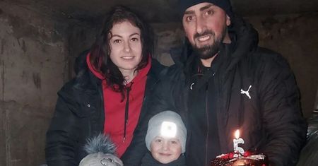 Urodziny w schronie. Poruszające zdjęcie z Charkowa