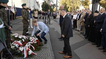 Poznań oddaje hołd bohaterom Czerwca ’56. Kwiaty przed bramą Fabryki Pojazdów Szynowych
