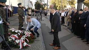 Poznań oddaje hołd bohaterom Czerwca ’56. Kwiaty przed bramą Fabryki Pojazdów Szynowych