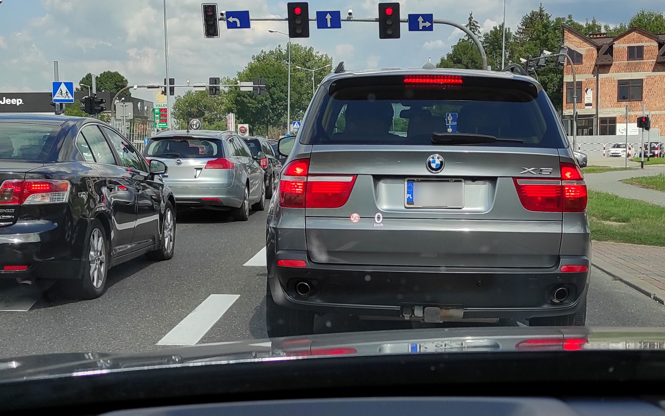 Samochód z takimi "blachami" obecnie nie powinien przejść badania technicznego.