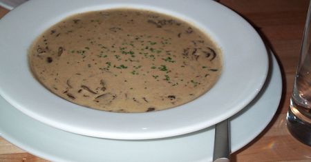 Zupa krem z grzybów przygotowana z dodatkiem mleka o niskiej zawartości tłuszczu (2%) 1:1