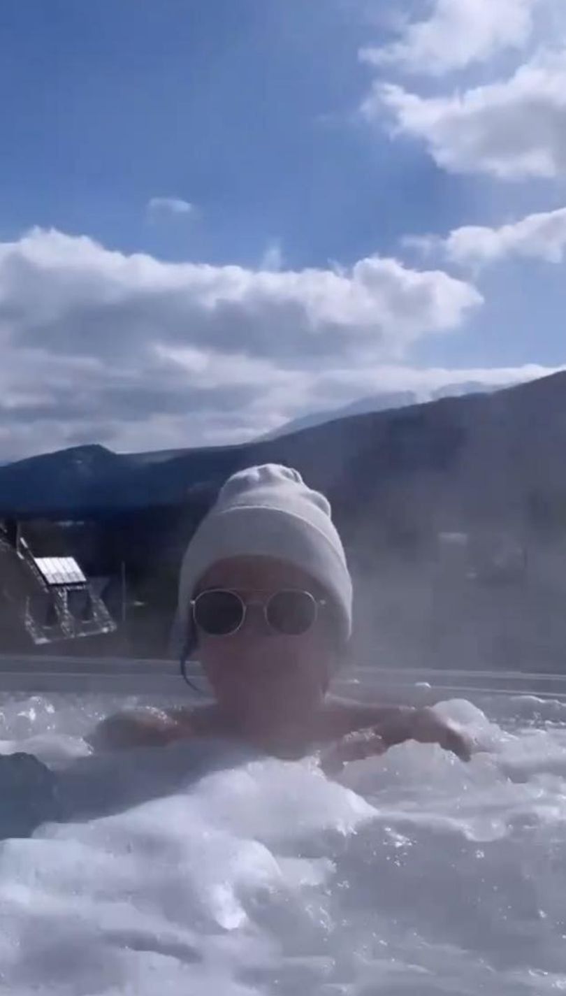 Julia Wieniawa i Nikodem Rozbicki pluskają się w jacuzzi w Tatrach