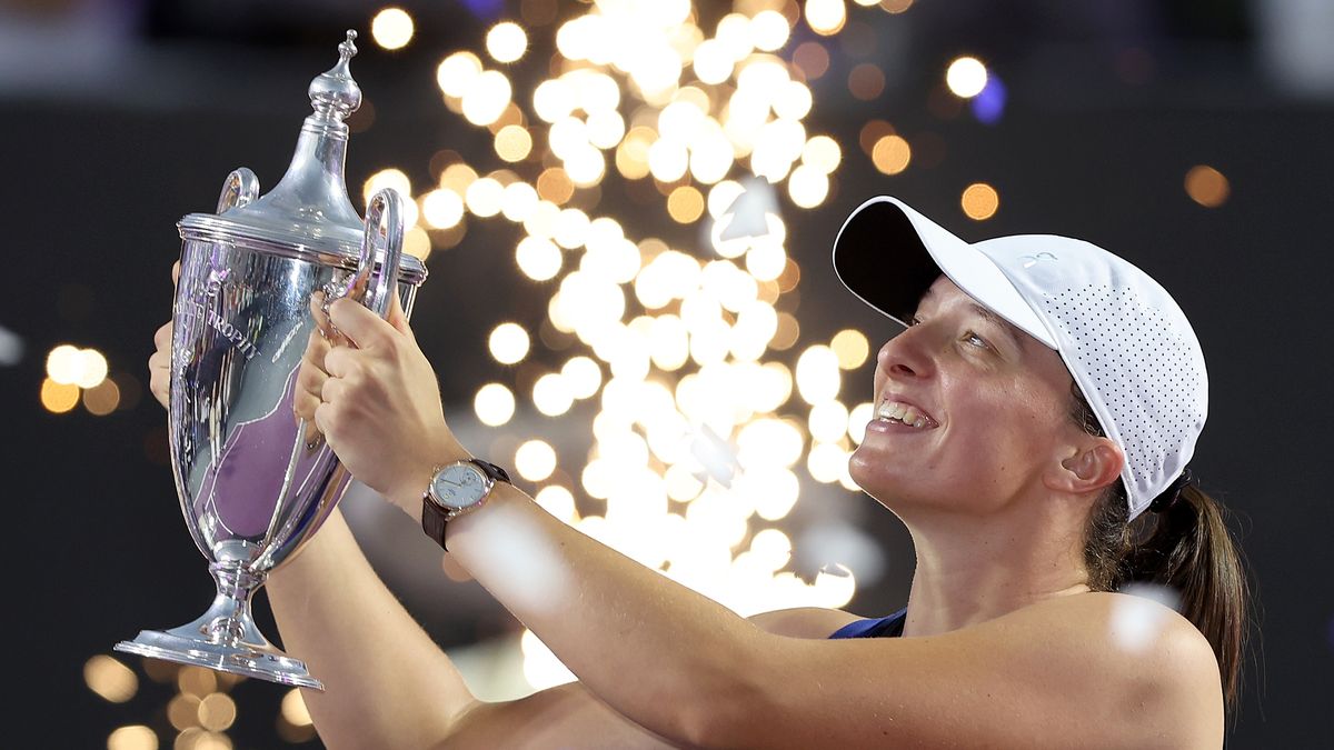 CANCUN, MEXICO - NOVEMBER 06: Iga Swiatek of Poland celebrates with the Billie Jean King Trophy after defeating Jessica Pegula of the United States in the singles final on the final day of the GNP Seguros WTA Finals Cancun 2023, part of the Hologic WTA Tour, on November 06, 2023 in Cancun, Mexico. (Photo by Matthew Stockman/Getty Images)